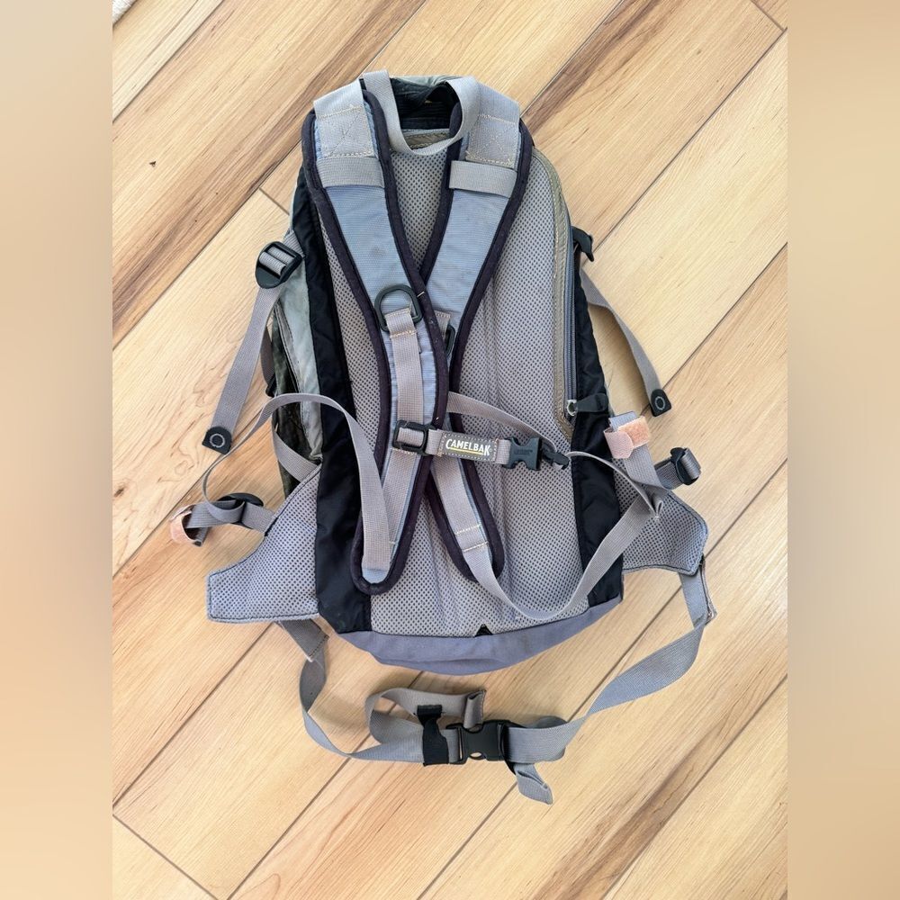 Camelbak Small Backpack Green Grey - Picture 3 of 4